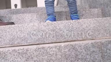 在城市公园里，<strong>一</strong>个男孩穿着蓝色运动鞋和牛仔裤，<strong>一步一步</strong>地走下花岗岩梯
